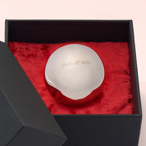 Nahaufnahme einer Viball VB45 45 mm großen medizinische Liebeskugel aus antiallergenem Edelstahl für Frauen und Männer in einer schwarzen Box auf rotem Samt.