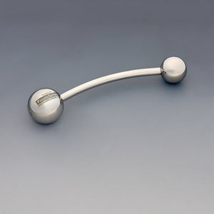 Theros® ProstaSphere: Ergonomisches Massagegerät für Prostata und Beckenboden, bestehend aus einem leicht gebogenen Stab mit einer 45 mm großen Kugel als Griff mit Logo auf der einen Seite und einer austauschbaren Massagekugel in Größe 36 mm auf der anderen Seite. Ansicht von links.