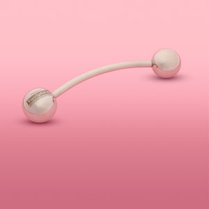 Theros® YoniSphere YS40: Ergonomic massage device for the pelvic floor and vagina for mental and physical relaxation, consisting of a slightly curved rod with a 45 mm ball as a handle with logo on one side and an interchangeable massage ball in size 40 mm on the other side. Left view.