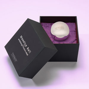 Theros® Massive Ball MB50 – esfera maciza de 50 mm de acero inoxidable antialérgico para mujeres y hombres para el entrenamiento del suelo pélvico en posiciones horizontales o para la estimulación de la próstata en una caja negra sobre terciopelo violeta oscuro.