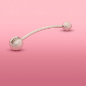 YoniSphere Theros® YS32: Dispositivo de masaje ergonómico para el suelo pélvico y la vagina para la relajación física y mental, compuesto por una varilla ligeramente curvada con una bola de 45 mm como mango con logotipo en un lado y una bola de masaje intercambiable de tamaño 32 mm en el otro lado. Vista desde la izquierda.