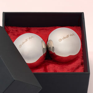 Gros plan de deux Viball VB40 boules de Geisha médicales de 40 mm en acier inoxydable anti-allergique pour femmes et hommes dans une boîte noire sur velours rouge.