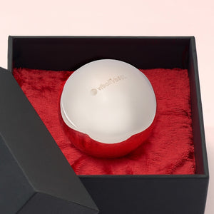 Gros plan d’une Viball VB50 Light boule de Geisha médicale de 50 mm en acier inoxydable anti-allergique pour femmes et hommes dans une boîte noire sur velours rouge.