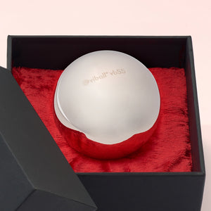 Gros plan d’une Viball VB55 boule de Geisha médicale de 55 mm en acier inoxydable anti-allergique pour femmes et hommes dans une boîte noire sur velours rouge.