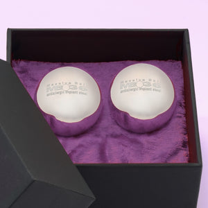 Theros® Massive Ball MB36-2 – Une paire de boules massives de 36 mm en acier inoxydable anti-allergique pour femmes et hommes pour l’entraînement du périnée en positions horizontales ou pour la stimulation de la prostate dans une boîte noire sur du velours violet foncé. Vue détaillée.