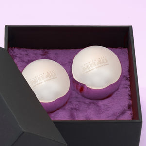 Theros® Massive Ball MB40-2 – Une paire de boules massives de 40 mm en acier inoxydable anti-allergique pour femmes et hommes pour l’entraînement du périnée en positions horizontales ou pour la stimulation de la prostate dans une boîte noire sur du velours violet foncé. Vue détaillée.