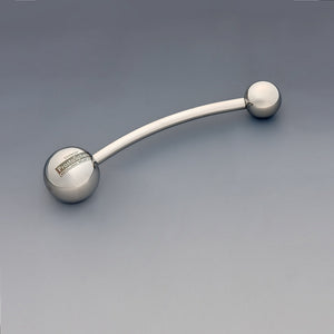 Appareil de massage ProstaSphere Theros® : dispositif ergonomique pour la prostate et le périnée, composé d’une tige légèrement incurvée avec une boule de 45 mm servant de poignée avec logo sur un côté et une sphère de massage interchangeable de 32 mm de l’autre côté. Vue de gauche.