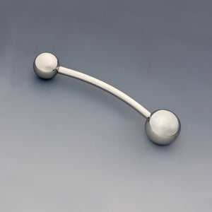 Appareil de massage ProstaSphere Theros® : dispositif ergonomique pour la prostate et le périnée, composé d’une tige légèrement incurvée avec une boule de 45 mm servant de poignée avec logo sur un côté et une sphère de massage interchangeable de 36 mm de l’autre côté. Vue de droite.