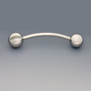 Appareil de massage ProstaSphere Theros® : dispositif ergonomique pour la prostate et le périnée, composé d’une tige légèrement incurvée avec une boule de 45 mm servant de poignée avec logo sur un côté et une sphère de massage interchangeable de 40 mm de l’autre côté. Vue de face.
