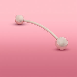 YoniSphere Theros® YS36 : Appareil de massage ergonomique pour le périnée et le vagin destiné à la détente physique et mentale, composé d’une tige légèrement courbée avec une boule de 45 mm servant de poignée avec logo d’un côté et une boule de massage interchangeable de taille 36 mm de l’autre côté. Vue de droite.