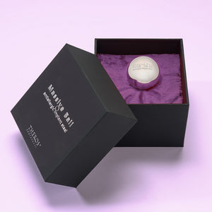 Theros® Massive Ball MB36 – sfera massiccia da 36 mm in acciaio inossidabile anallergico per donne e uomini per l’allenamento del pavimento pelvico in posizioni orizzontali o per la stimolazione della prostata in una scatola nera su velluto viola scuro.