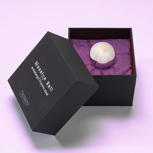Theros® Massive Ball MB40 – sfera massiccia da 40 mm in acciaio inossidabile anallergico per donne e uomini per l’allenamento del pavimento pelvico in posizioni orizzontali o per la stimolazione della prostata in una scatola nera su velluto viola scuro.