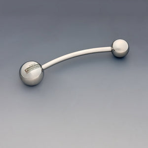 ProstaSphere Theros®: Dispositivo per massaggio ergonomico per la prostata e il pavimento pelvico, composto da un’asta leggermente curva con una sfera da 45 mm come impugnatura con logo su un lato e una sfera di massaggio intercambiabile da 36 mm sull’altro lato. Vista da sinistra.