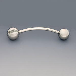 ProstaSphere Theros®: Dispositivo per massaggio ergonomico per la prostata e il pavimento pelvico, composto da un’asta leggermente curva con una sfera da 45 mm come impugnatura con logo su un lato e una sfera di massaggio intercambiabile da 40 mm sull’altro lato. Vista frontale.