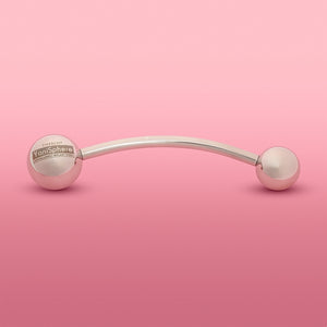 YoniSphere Theros® YS36: Dispositivo per massaggio ergonomico per il pavimento pelvico e la vagina per il rilassamento fisico e mentale, composto da un’asta leggermente curva con una sfera da 45 mm come impugnatura con logo su un lato e una sfera da massaggio intercambiabile di dimensione 36 mm sull’altro lato. Vista frontale.