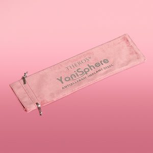 Beutel in rosa mit Logo "Theros YoniSphere antiallergic implant steel" zur Aufbewahrung von YoniSphere Massagegerät aus Edelstahl für die Massage von Vagina und Beckenboden und zur Reponierung von Hämorrhoiden