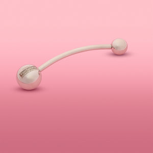 Theros(R) Yonisphere 32: Innovatives Hilfsmittel aus poliertem edelstahl für Dammmasssage, Beckenbodenmassage, Probleme in der Vagina wie Geburtsverletzungen, Endometriose und Hämorrhoiden bei Frauen bestehend aus aufschraubbaren Massagekugeln in verschiedenen Größen an einer gebogenen Stange. Rosa Hintergrund.