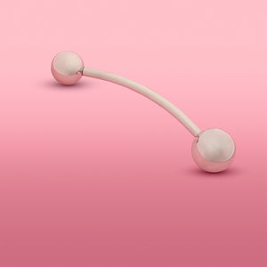 Theros YoniSphere: Innovatives Hilfsmittel aus antiallergenem Implantatstahl zur effizienten Massage von Vagina und Beckenboden und zur Reponierung von Hämorrhoiden, bestehend aus einer gebogenen Stange mit zwei aufgeschraubten Kugeln, eine als Handgriff und eine Massagekugel in 40 mm. Ansicht: diagonal mit Massagekugel 36 mm links.