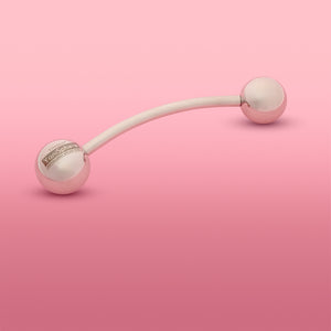 Theros YoniSphere: Innovatives Hilfsmittel aus antiallergenem Implantatstahl zur effizienten Massage von Vagina und Beckenboden und zur Reponierung von Hämorrhoiden, bestehend aus einer gebogenen Stange mit zwei aufgeschraubten Kugeln, eine als Handgriff und eine Massagekugel in 40 mm. Ansicht: diagonal mit Massagekugel 40 mm rechts.