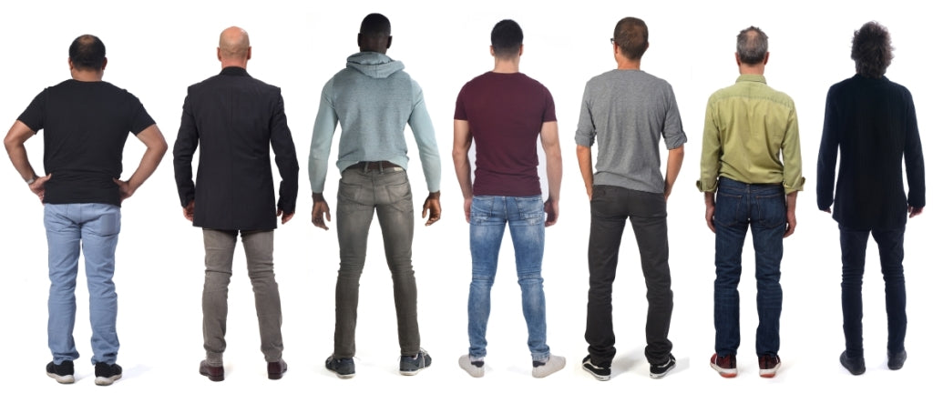 Sieben Männer verschiedenen Alters, verschiedener Hautfarbe, Statur und Körperspannung von hinten als Symbol für die Wichtigkeit von Beckenbodentraining für alle Männer.