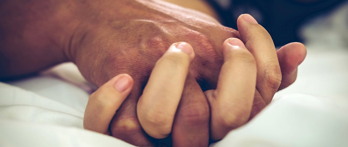 Eine weibliche und eine männliche Hand ineinander verschlungen