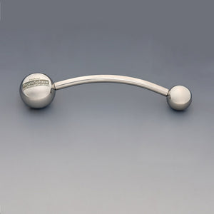Theros® ProstaSphere: Ergonomisches Massagegerät für Prostata und Beckenboden, bestehend aus einem leicht gebogenen Stab mit einer 45 mm großen Kugel als Griff mit Logo auf der einen Seite und einer austauschbaren Massagekugel in  Größe 32 mm auf der anderen Seite. Frontansicht. 