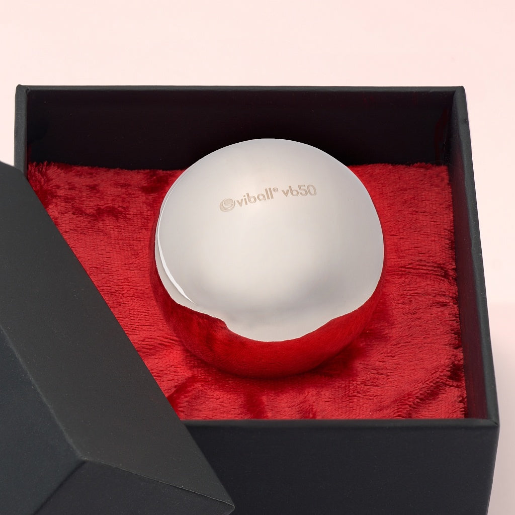 Nahaufnahme einer Viball VB50 50mm großen medizinische Liebeskugel aus antiallergenem Edelstahl für Frauen und Männer in einer schwarzen Box auf rotem Samt.