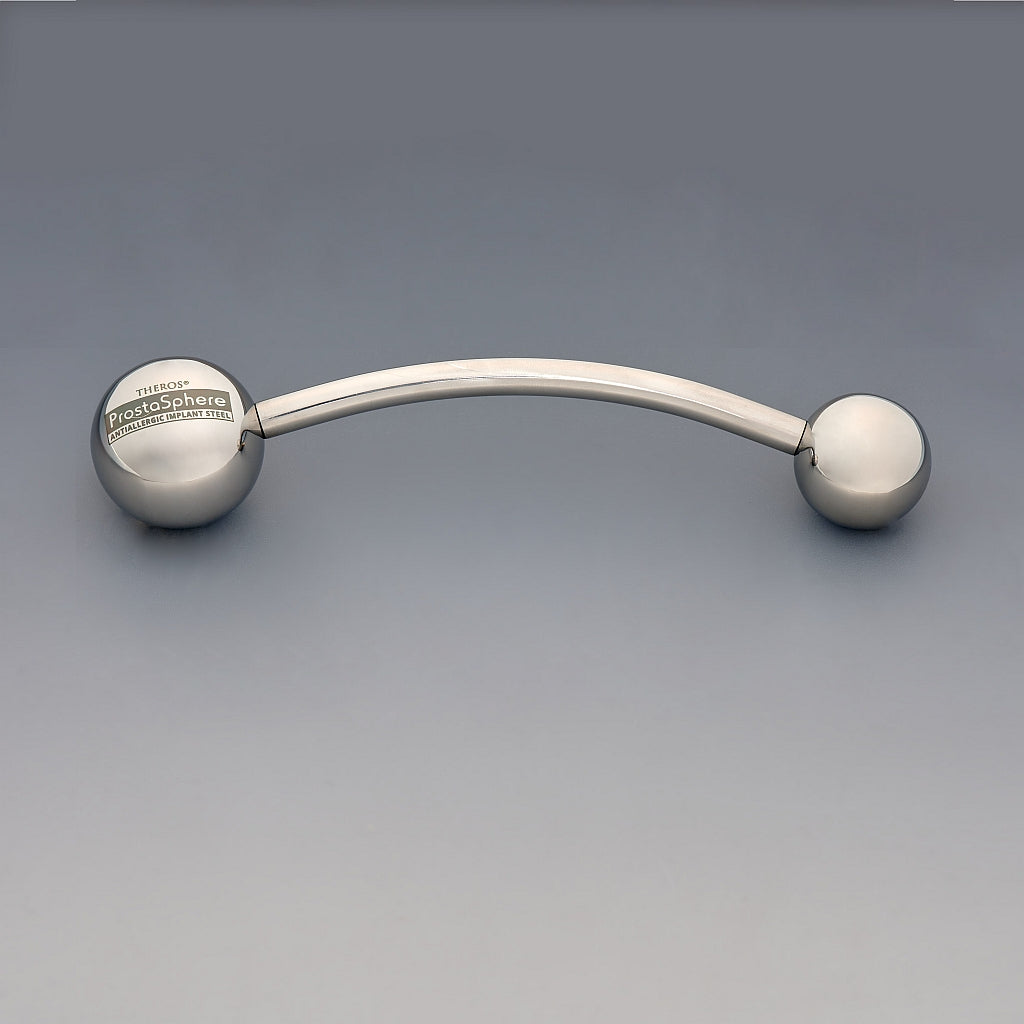 Theros® ProstaSphere: Ergonomisches Massagegerät für Prostata und Beckenboden, bestehend aus einem leicht gebogenen Stab mit einer 45 mm großen Kugel als Griff mit Logo auf der einen Seite und einer austauschbaren Massagekugel in  Größe 36 mm auf der anderen Seite. Frontansicht. 