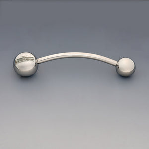 Theros® ProstaSphere: Ergonomisches Massagegerät für Prostata und Beckenboden, bestehend aus einem leicht gebogenen Stab mit einer 45 mm großen Kugel als Griff mit Logo auf der einen Seite und einer austauschbaren Massagekugel in  Größe 36 mm auf der anderen Seite. Frontansicht. 