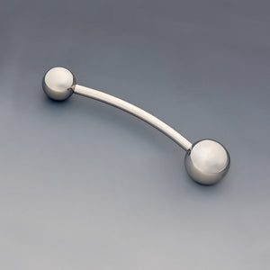 Theros® ProstaSphere: Ergonomisches Massagegerät für Prostata und Beckenboden, bestehend aus einem leicht gebogenen Stab mit einer 45 mm großen Kugel als Griff mit Logo auf der einen Seite und einer austauschbaren Massagekugel in Größe 36 mm auf der anderen Seite. Ansicht von rechts.