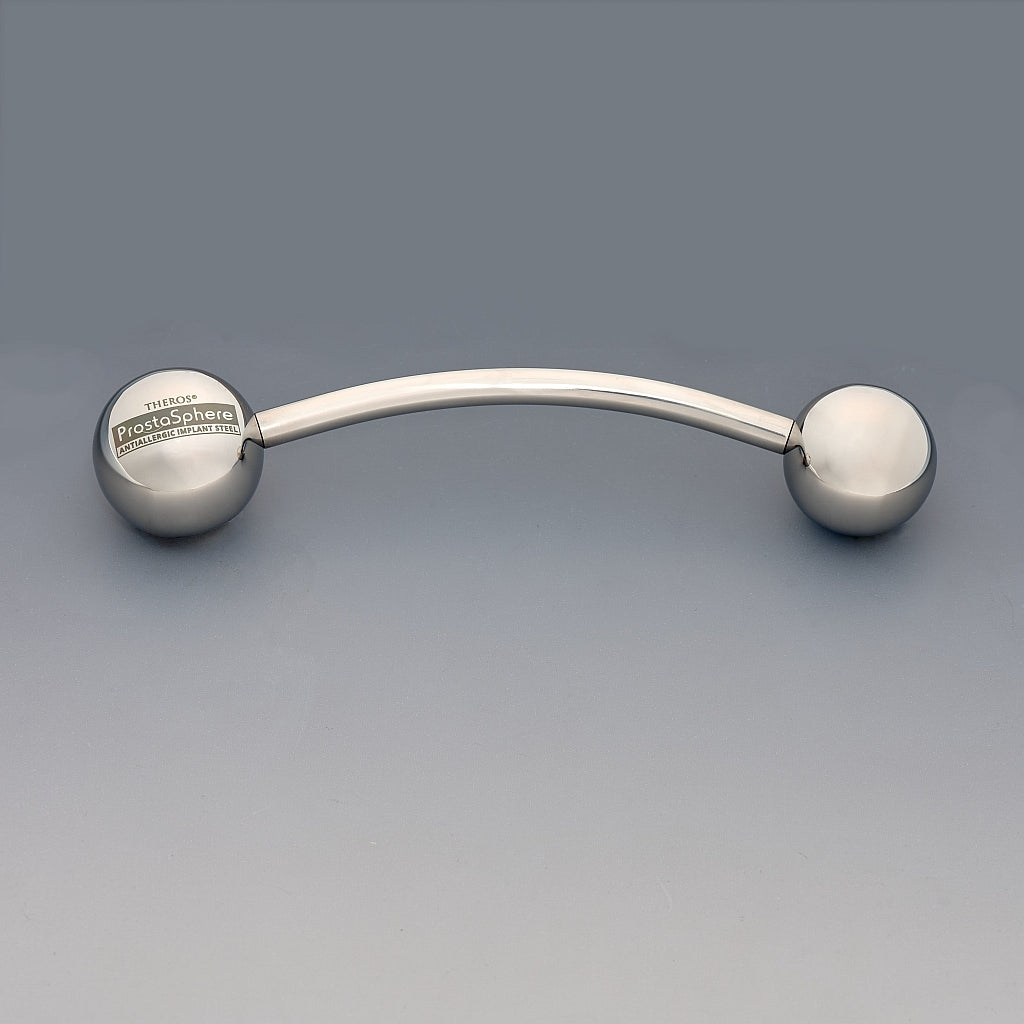 Theros® ProstaSphere: Ergonomisches Massagegerät für Prostata und Beckenboden, bestehend aus einem leicht gebogenen Stab mit einer 45 mm großen Kugel als Griff mit Logo auf der einen Seite und einer austauschbaren Massagekugel in variabler Größe 40 mm auf der anderen Seite. Frontansicht. 
