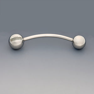 Theros® ProstaSphere: Ergonomisches Massagegerät für Prostata und Beckenboden, bestehend aus einem leicht gebogenen Stab mit einer 45 mm großen Kugel als Griff mit Logo auf der einen Seite und einer austauschbaren Massagekugel in variabler Größe 40 mm auf der anderen Seite. Frontansicht. 