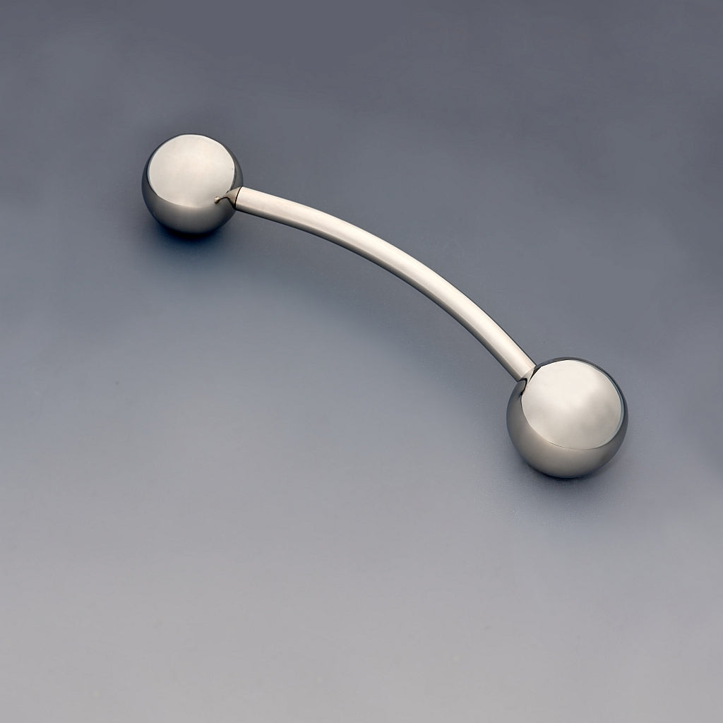 Theros® ProstaSphere: Ergonomisches Massagegerät für Prostata und Beckenboden, bestehend aus einem leicht gebogenen Stab mit einer 45 mm großen Kugel als Griff mit Logo auf der einen Seite und einer austauschbaren Massagekugel in  Größe 40 mm auf der anderen Seite. Ansicht von rechts.