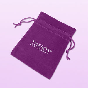 Violettes Samtbeutelchen mit silbenem Logo "Theros Erotherapy" für Theros Massive Balls