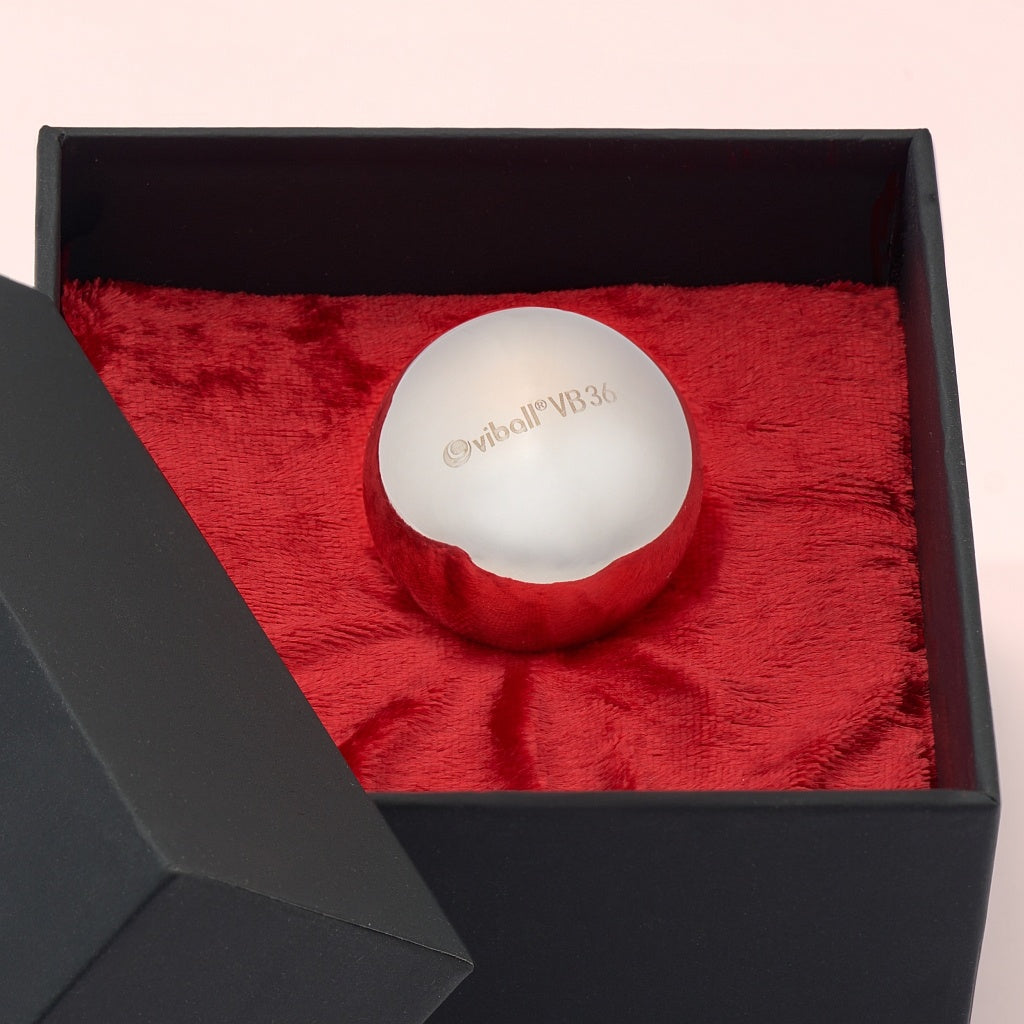 Nahaufnahme einer Viball VB36 36mm großen medizinischen Liebeskugel aus antiallergenem Edelstahl für Frauen und Männer in einer schwarzen Box auf rotem Samt.