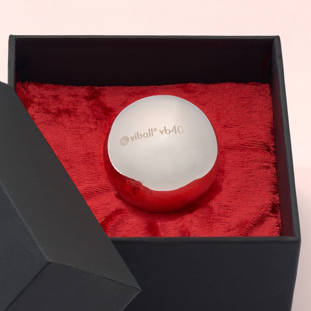Nahaufnahme einer Viball VB40 40mm großen medizinischen Liebeskugel aus antiallergenem Edelstahl für Frauen und Männer in einer schwarzen Box auf rotem Samt.