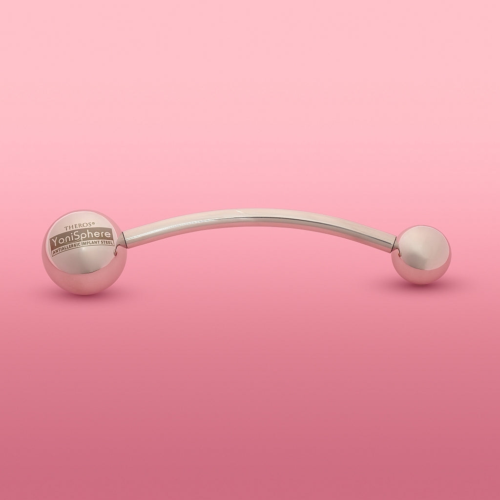 Theros® YoniSphere YS32: Ergonomic massage device for the pelvic floor and vagina for mental and physical relaxation, consisting of a slightly curved rod with a 45 mm ball as a handle with logo on one side and an interchangeable massage ball in size 32 mm on the other side. Front view.