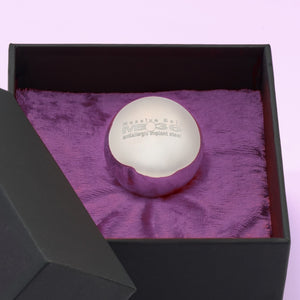 Theros® Massive Ball MB36 – esfera maciza de 36 mm de acero inoxidable antialérgico para mujeres y hombres para el entrenamiento del suelo pélvico en posiciones horizontales o para la estimulación de la próstata en una caja negra sobre terciopelo violeta oscuro, vista detallada.