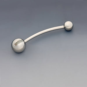 ProstaSphere Theros®: Dispositivo de masaje ergonómico para la próstata y el suelo pélvico, compuesto por una varilla ligeramente curvada con una bola de 45 mm como mango con logotipo en un lado y una esfera de masaje intercambiable de 32 mm en el otro lado. Vista desde la izquierda.