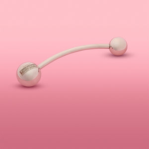 YoniSphere Theros® YS36: Dispositivo de masaje ergonómico para el suelo pélvico y la vagina para la relajación física y mental, compuesto por una varilla ligeramente curvada con una bola de 45 mm como mango con logotipo en un lado y una bola de masaje intercambiable de tamaño 36 mm en el otro lado. Vista desde la izquierda.
