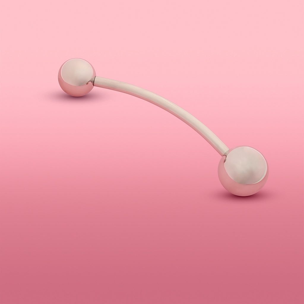 YoniSphere Theros® YS36: Dispositivo de masaje ergonómico para el suelo pélvico y la vagina para la relajación física y mental, compuesto por una varilla ligeramente curvada con una bola de 45 mm como mango con logotipo en un lado y una bola de masaje intercambiable de tamaño 36 mm en el otro lado. Vista desde la derecha.