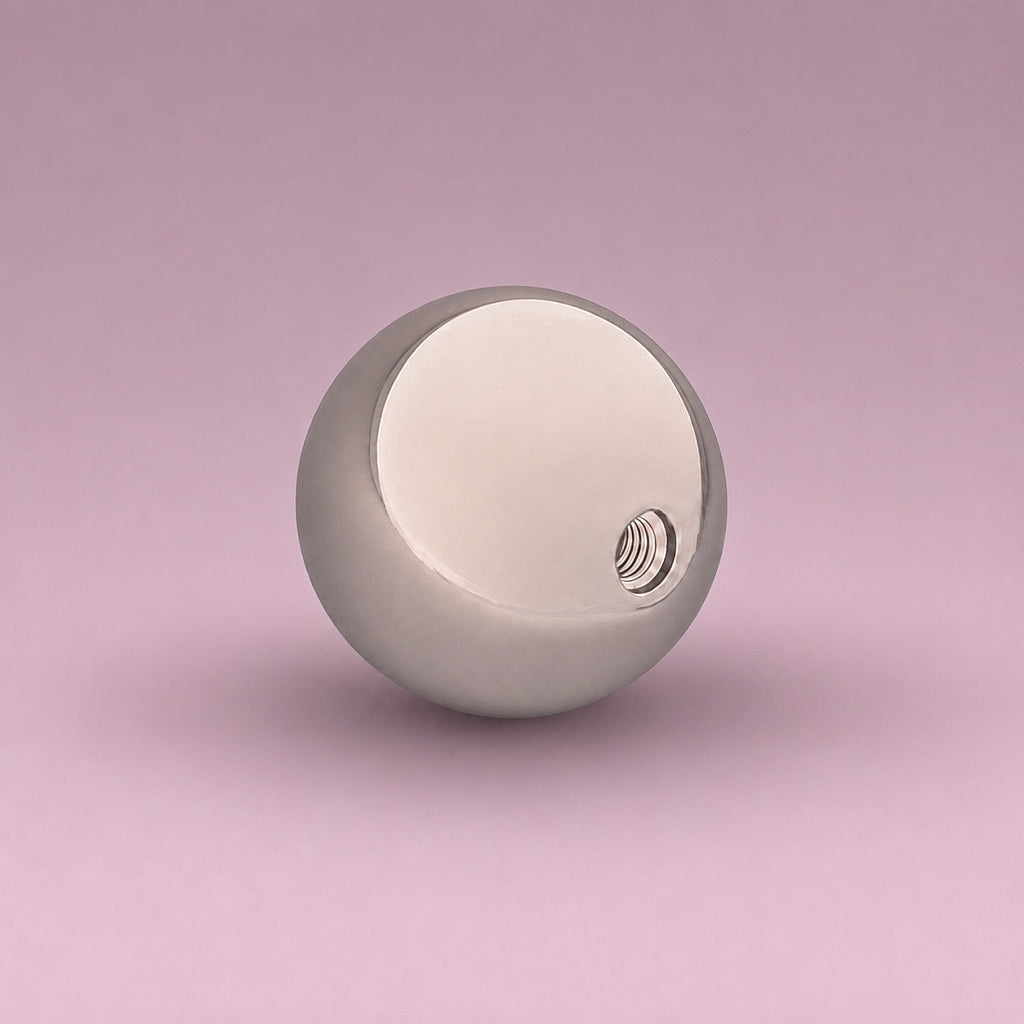 Boule de massage Theros Sphere 55 pour le massage de la prostate et du périnée, à visser sur ProstaSphere Theros® et YoniSphere Theros®. Vue : douille filetée à droite de l’image.