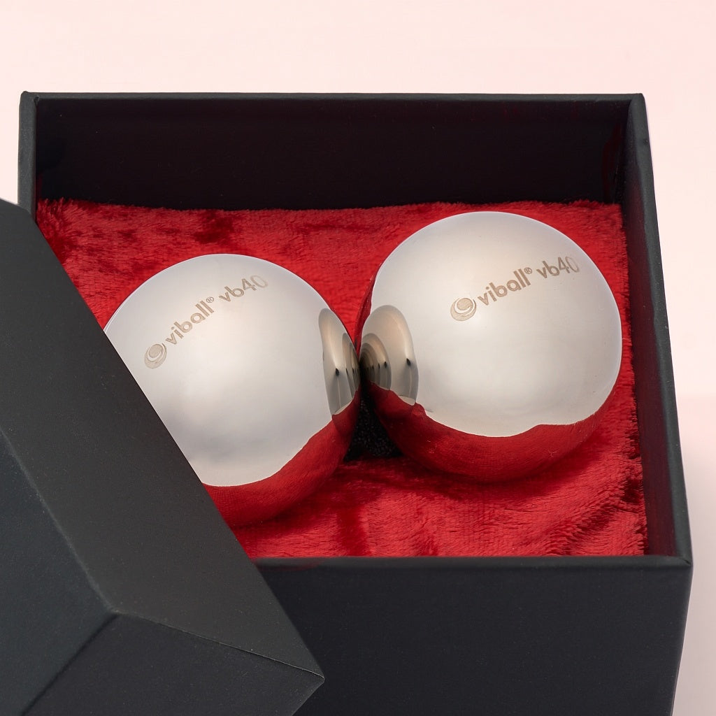 Gros plan de deux Viball VB40 boules de Geisha médicales de 40 mm en acier inoxydable anti-allergique pour femmes et hommes dans une boîte noire sur velours rouge.