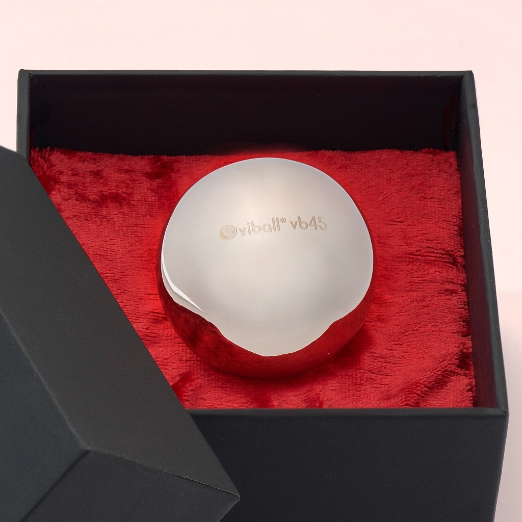 Gros plan d’une Viball VB45 boule de Geisha médicale de 45 mm en acier inoxydable anti-allergique pour femmes et hommes dans une boîte noire sur velours rouge.