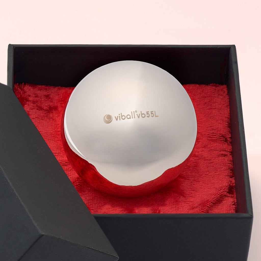 Gros plan d’une Viball VB50 Light boule de Geisha médicale de 50 mm en acier inoxydable anti-allergique pour femmes et hommes dans une boîte noire sur velours rouge.