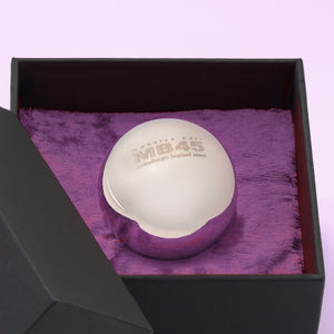 Theros® Massive Ball MB45 – boule massive de 45 mm en acier inoxydable anti-allergique pour femmes et hommes pour l’entraînement du périnée en positions horizontales ou pour la stimulation de la prostate dans une boîte noire sur du velours violet foncé, vue détaillée.