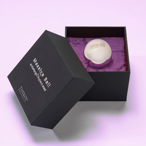 Theros® Massive Ball MB45 – boule massive de 45 mm en acier inoxydable anti-allergique pour femmes et hommes pour l’entraînement du périnée en positions horizontales ou pour la stimulation de la prostate dans une boîte noire sur du velours violet foncé.