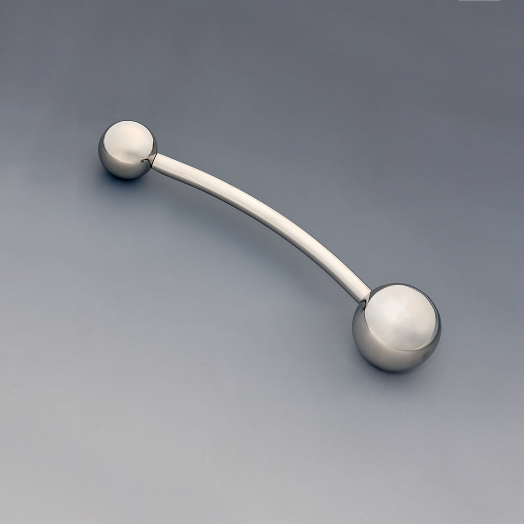 Appareil de massage ProstaSphere Theros® : dispositif ergonomique pour la prostate et le périnée, composé d’une tige légèrement incurvée avec une boule de 45 mm servant de poignée avec logo sur un côté et une sphère de massage interchangeable de 32 mm de l’autre côté. Vue de droite.

