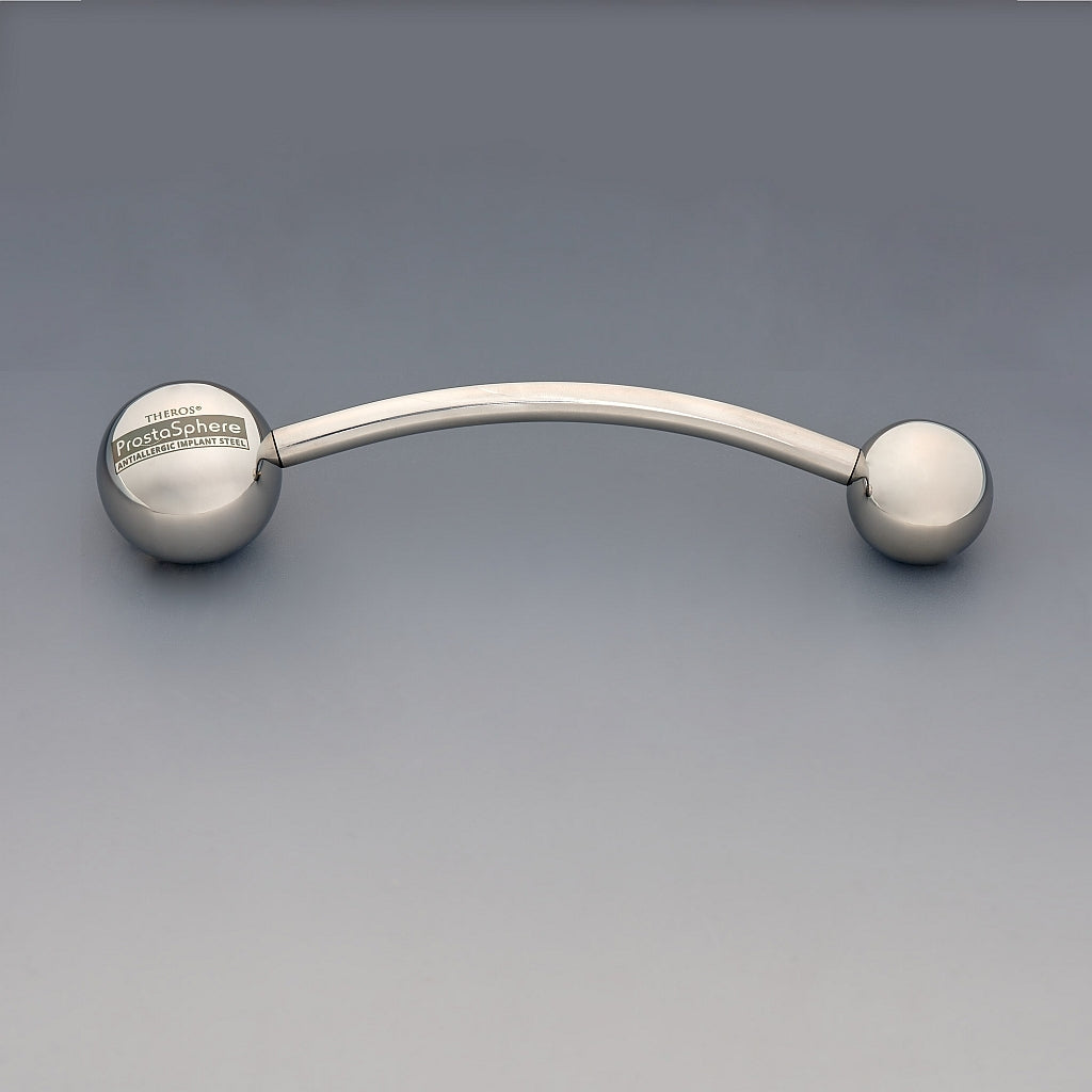 Appareil de massage ProstaSphere Theros® : dispositif ergonomique pour la prostate et le périnée, composé d’une tige légèrement incurvée avec une boule de 45 mm servant de poignée avec logo sur un côté et une sphère de massage interchangeable de 36 mm de l’autre côté. Vue de face.