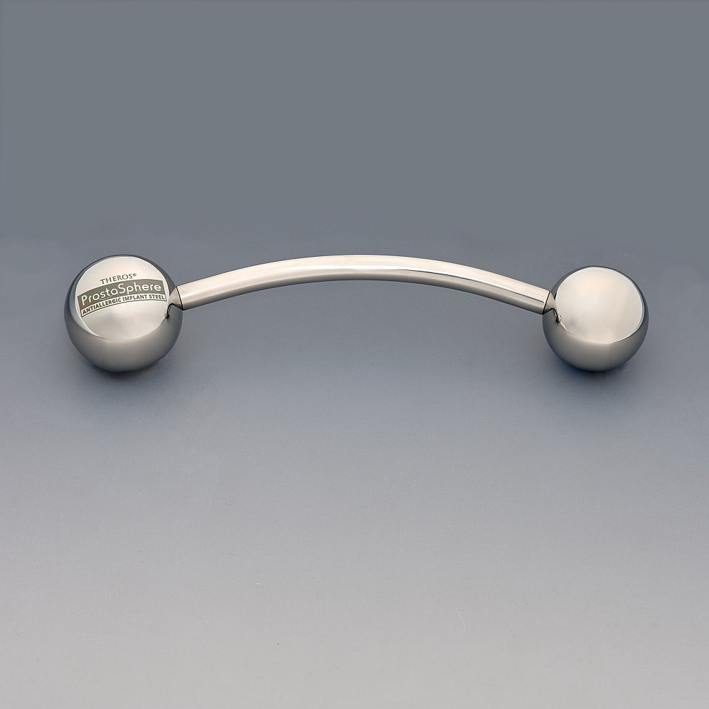 Appareil de massage ProstaSphere Theros® : dispositif ergonomique pour la prostate et le périnée, composé d’une tige légèrement incurvée avec une boule de 45 mm servant de poignée avec logo sur un côté et une sphère de massage interchangeable de 40 mm de l’autre côté. Vue de face.